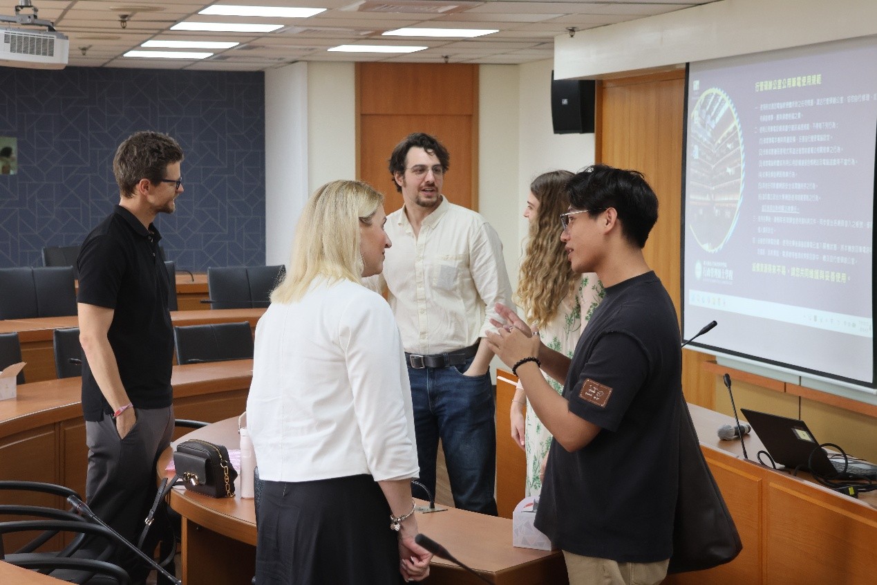 Students stay after the session for further discussion with the visiting scholars.